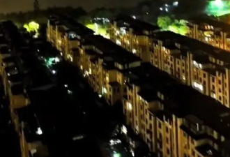 龙卷风袭击湖北一高校，体育场顶棚疑被掀翻....