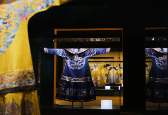打开帝后的私人“衣橱”：故宫藏清宫服饰上海展出