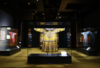 打开帝后的私人“衣橱”：故宫藏清宫服饰上海展出