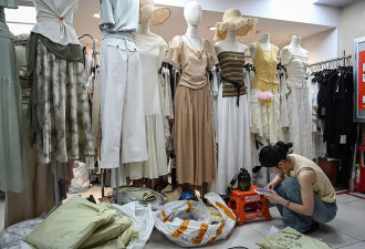 低价“一次性衣服”热销中国 健康隐患引担忧