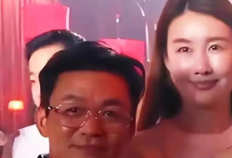 王宝强携女友山东参加婚礼，二人私下相处太甜：他看冯清眼神拉丝