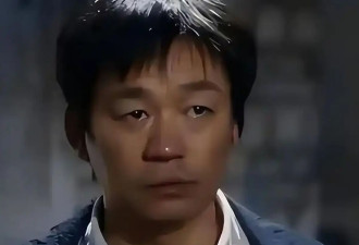 王宝强携女友山东参加婚礼，二人私下相处太甜：他看冯清眼神拉丝