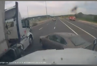 太危险！小轿车401高速强行变道连撞两辆货车，差点变“相片”！