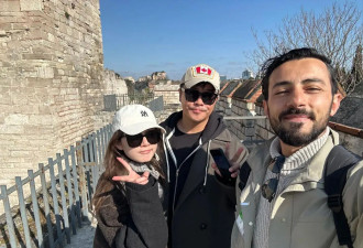 陈思诚和女友同游土耳其，阮巨依偎在男友怀里拍照，两人有夫妻相
