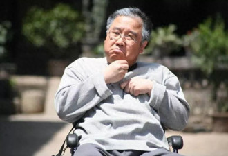 卖惨求原谅，拄拐度日的英达，终究是遭到反噬