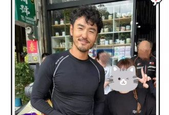 台北咖啡店偶遇阮经天：卷毛胡子+紧身衣胸肌抢镜
