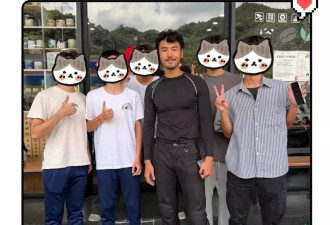 台北咖啡店偶遇阮经天：卷毛胡子+紧身衣胸肌抢镜
