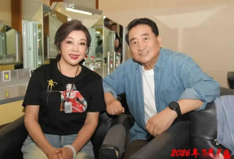 75岁刘晓庆晒与姜昆合影，都保养得很好，一起主持过83年央视春晚