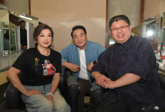 75岁刘晓庆晒与姜昆合影，都保养得很好，一起主持过83年央视春晚