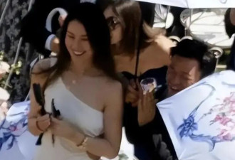 王宝强带女友冯清，在山东参加婚礼，看女友的眼神太暧昧了