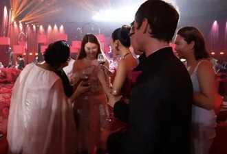 王宝强带女友冯清，在山东参加婚礼，看女友的眼神太暧昧了