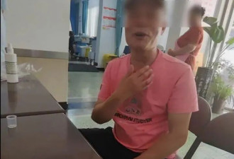 男子好心解救大蛇反遭“锁喉”,将蛇牙剪掉才脱险