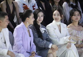 董璇携女儿小酒窝亲子走秀 Angelababy台下暖心比心