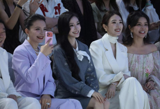 董璇携女儿小酒窝亲子走秀 Angelababy台下暖心比心