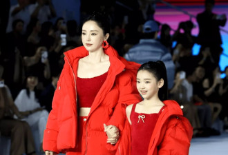 董璇携女儿小酒窝亲子走秀 Angelababy台下暖心比心