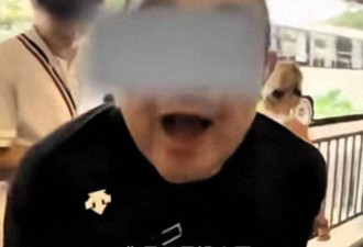 骂完同胞后，对着老外笑：北京导游事件后续来了