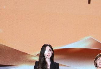 娜扎以单眼蒙纱布的独特造型亮相“时尚中国之夜”红毯 原因曝光