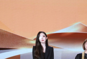 娜扎以单眼蒙纱布的独特造型亮相“时尚中国之夜”红毯 原因曝光