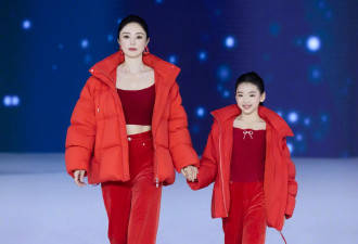 董璇与小酒窝同台牵手走秀 “母女花”亲密贴贴好养眼