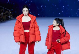 董璇与小酒窝同台牵手走秀 “母女花”亲密贴贴好养眼