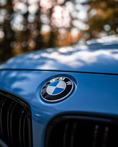 BMW 标志在汽车引擎盖上