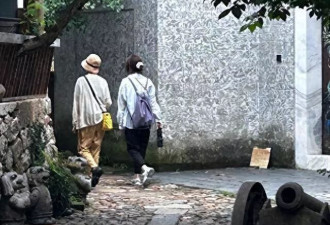 袁泉母女安徽度假，16岁夏哈哈打扮时尚