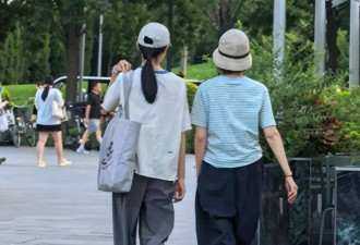 袁泉母女安徽度假，16岁夏哈哈打扮时尚