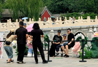 50岁蒋勤勤不显老，穿一身黑衣素颜带娃瘦又美，8岁儿子像陈建斌
