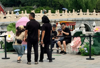 50岁蒋勤勤不显老，穿一身黑衣素颜带娃瘦又美，8岁儿子像陈建斌