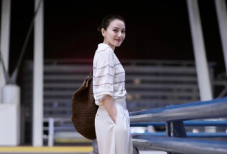 被高圆圆贴头皮发型美到！穿镂空Polo衫搭高腰阔腿裤，气质好到爆
