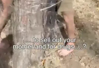 俄罗斯俩士兵被赤膊绑树上，指挥官边骂边打