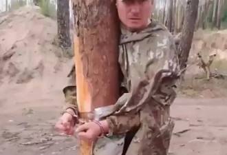 俄罗斯俩士兵被赤膊绑树上，指挥官边骂边打