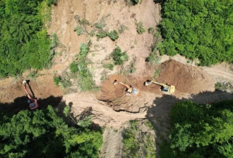 丈夫徒手刨土救妻 33人清林零工21人没能逃出滑坡
