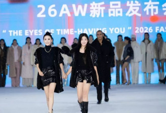 49岁苗圃带女儿北京走秀，12岁女儿身高超170