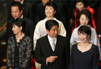 曝川普办公室挂安倍照 总喊“晋三晋三”想念他