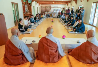 12男12女走进同一寺院 共有8对成功配对