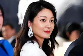 嫁给张艺谋15年,陈婷母亲近照曝光,戴着玉镯满脸富态