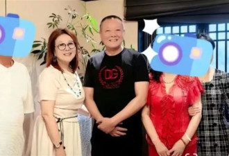 嫁给张艺谋15年,陈婷母亲近照曝光,戴着玉镯满脸富态