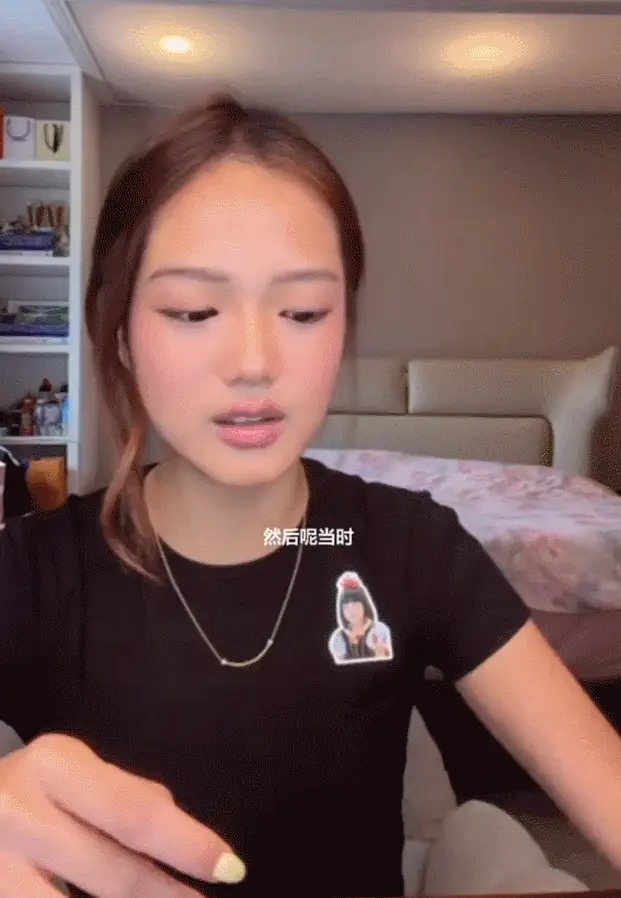 钟丽缇二女儿直播藏电子烟 怕被妈妈发现表情慌张又尴尬