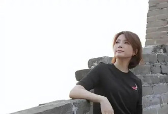 董卿游长城也穿得如此时尚！黑T九分裤小白鞋，气质清爽少女感拉满