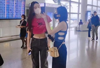 贾静雯逛超市被偶遇，穿露腰背心时髦似少女