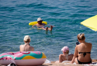 西班牙：海滩人流如织 民众享受好天气