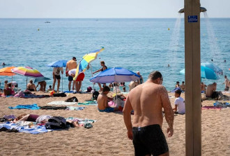 西班牙：海滩人流如织 民众享受好天气