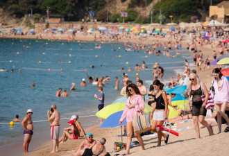 西班牙：海滩人流如织 民众享受好天气
