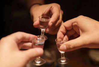 男子饮酒回家猝死，家属起诉堂弟等3人索赔超百万