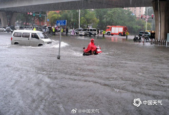沈阳现破纪录大暴雨，街道行车如行船