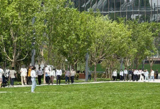 全国的CBD打工人，为什么每天中午都在“转圈”？