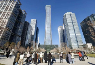 全国的CBD打工人，为什么每天中午都在“转圈”？