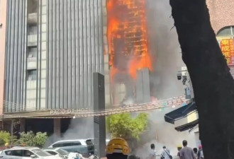 广州酒店大火 燃烧物不断掉落 广告牌烧成骨架