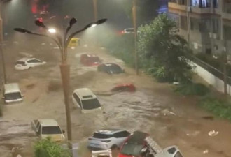 中国北方洪灾：水位涨两米 街头游泳冲浪